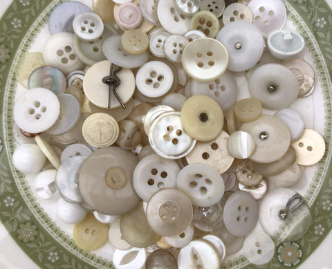 75g Assortment  Ivory and creams Vintage Buttons Asst 4